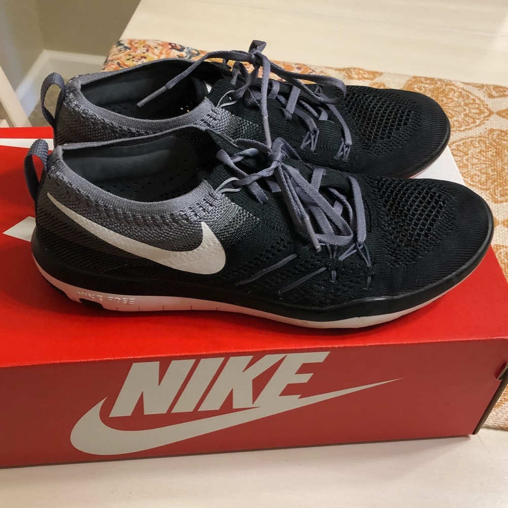 Nike Women’s Free TR flyknit shoes